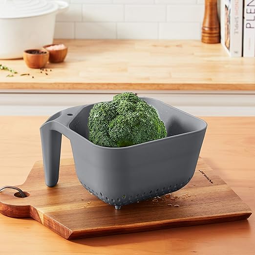 Tovolo Tovolo 3 Quart Colander BPA Free Food Safe Plastic Strainer with Handle Heavy Duty Heat Resistant Pasta and Veggies Kitchen Drainer Steam Basket Dishwasher Safe, Charcoal Gray