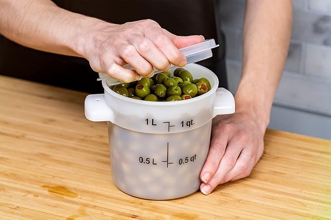 Carlisle FoodService Products Storplus Round Food Storage Container with Stackable Design for Catering, Buffets, Restaurants, Polyethylene (Pe), 1 Quart, White