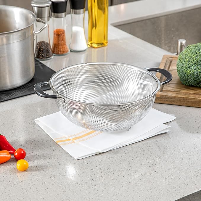 Restaurantware Colander 1 Count 5 qt Dishwasher-Safe Stainless Steel Mesh Colander with Soft-Grip Handles Kitchen Strainer Basket for Pasta, Washing Rice, Fruits, and Vegetables, Kitchen Prep Tool