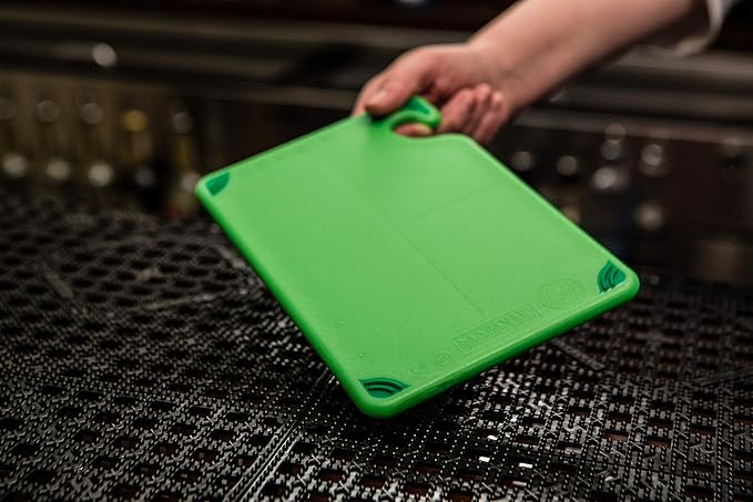 San Jamar Saf-T-Grip Plastic Cutting Board with Safety Hook, 6" x 9" x 0.375", Green