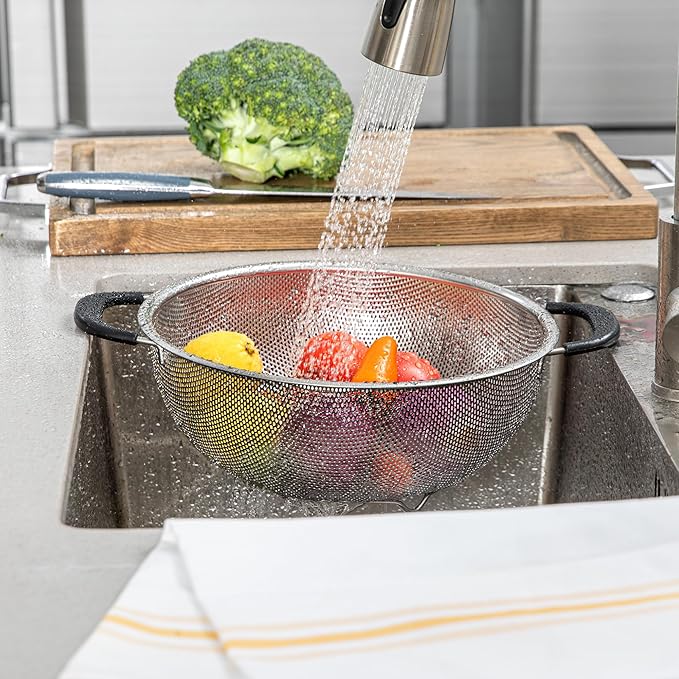 Restaurantware Colander 1 Count 5 qt Dishwasher-Safe Stainless Steel Mesh Colander with Soft-Grip Handles Kitchen Strainer Basket for Pasta, Washing Rice, Fruits, and Vegetables, Kitchen Prep Tool